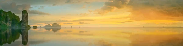 Zonsondergang met kleurrijke hemel en boot op het strand — Stockfoto
