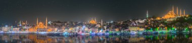Galata Köprüsü'nde gece Istanbul manzarası