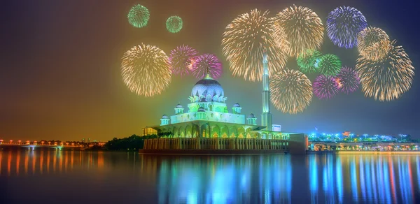 Beaux feux d'artifice sous la mosquée Putrajaya, Kuala Lumpur — Photo