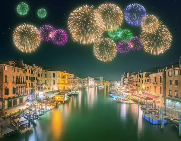Gyönyörű tűzijáték alatt a Grand Canal csatornára és az épületek, Velence — Stock Fotó