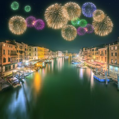 Canal Grande ve Venedik binalarda altında güzel havai fişek