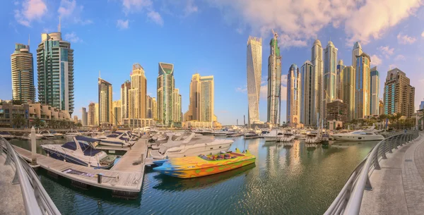 Panoramic view of Dubai Marina bay with yacht and cloudy sky, Dubai, UAE — Stock Photo, Image