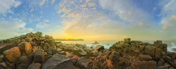 Günbatımı, Sri Lanka bakir tropik sahilde romantik — Stok fotoğraf