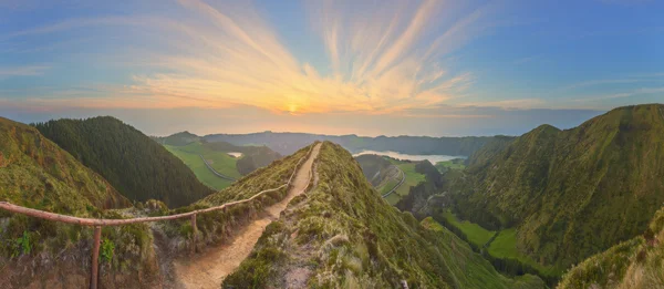 Paysage de montagne avec sentier de randonnée et vue sur de beaux lacs, Ponta Delgada, île de Sao Miguel, Açores, Portugal — Photo