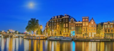 Amstel Nehri, kanallar ve gece manzarası güzel Amsterdam şehir. Hollanda