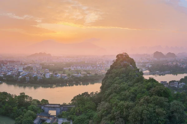 Краєвид Guilin, Лі річки і карстових гір. Розташований поблизу Yangshuo округу, провінції Гуансі, Китай — стокове фото
