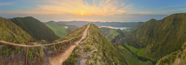 Berglandskap med Fotvandring spår och utsikt över vackra sjöar, Ponta Delgada, Sao Miguel Island, Azorerna, Portugal — Stockfoto