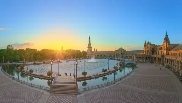 Veduta della Piazza di Spagna al tramonto, punto di riferimento in stile Rinascimentale Revival, Siviglia, Spagna — Foto Stock