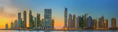 Business bay ve şehir merkezinin panoramik görünümünü alan Dubai, yansıma bir nehir, Birleşik Arap Emirlikleri