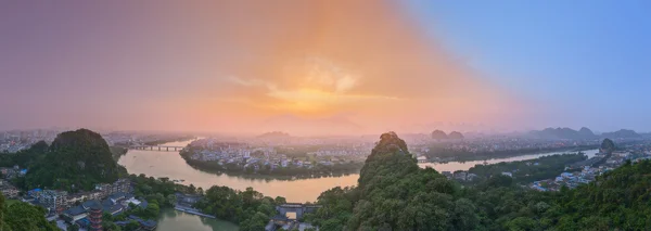 Paesaggio di Guilin, Li River e montagne carsiche. Situato vicino alla contea di Yangshuo, provincia del Guangxi, Cina — Foto Stock
