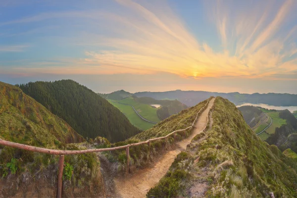 Berglandskap med Fotvandring spår och utsikt över vackra sjöar, Ponta Delgada, Sao Miguel Island, Azorerna, Portugal — Stockfoto