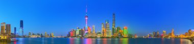 Güzel bir gece Shanghais cityscape Huangpu Nehri, Shanghai, Çin şehir ışıkları ile.