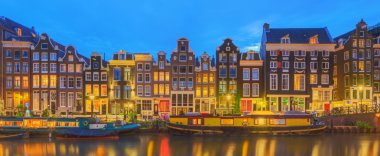 Amstel Nehri, kanallar ve gece manzarası güzel Amsterdam şehir. Hollanda.