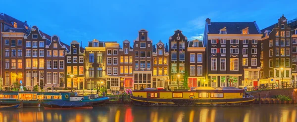 Amstel rivier, grachten en nacht zicht op het prachtige Amsterdam stad. Nederland. — Stockfoto