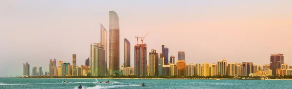 Vista de Abu Dhabi Skyline ao pôr do sol, Emirados Árabes Unidos — Fotografia de Stock