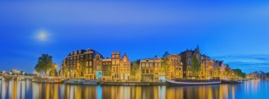 Amstel Nehri, kanallar ve gece manzarası güzel Amsterdam şehir. Hollanda