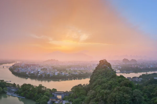 Paesaggio di Guilin, Li River e montagne carsiche. Situato vicino alla contea di Yangshuo, provincia del Guangxi, Cina — Foto Stock