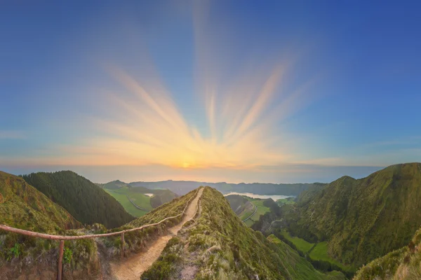 Yürüyüş iz ve görünümü güzel göller, Ponta Delgada, Sao Miguel Island, Azores, Portekiz ile dağ manzarası