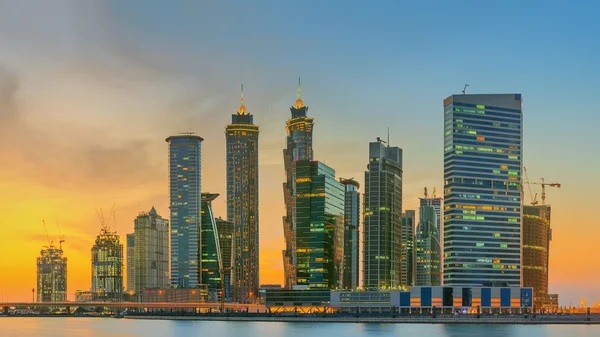 Vista panoramica della Business bay e del centro di Dubai, riflessione in un fiume, Emirati Arabi Uniti — Foto Stock