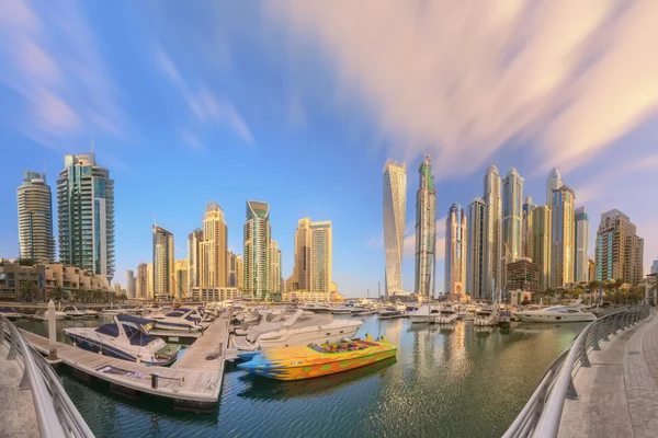 Panoramic view of Dubai Marina bay with yacht and cloudy sky, Dubai, UAE — Stock Photo, Image