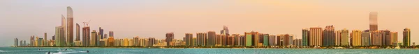 Vue de Abu Dhabi Skyline au coucher du soleil, EAU — Photo