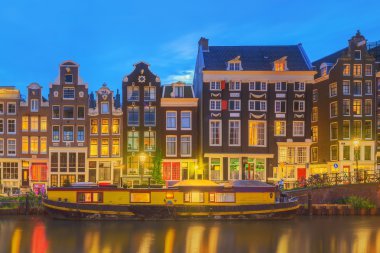 Amstel Nehri, kanallar ve gece manzarası güzel Amsterdam şehir. Hollanda.