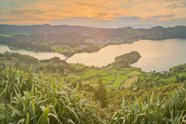 Mountain landscape with hiking trail and view of beautiful lakes, Ponta Delgada, Sao Miguel Island, Azores, Portugal — Stock Photo, Image