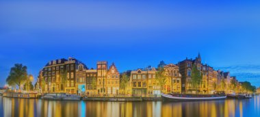 Amstel Nehri, kanallar ve gece manzarası güzel Amsterdam şehir. Hollanda