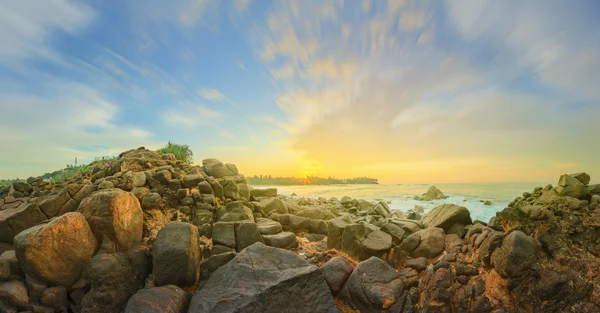 Romantische ongerepte tropisch strand op zonsondergang, Sri Lanka — Stockfoto