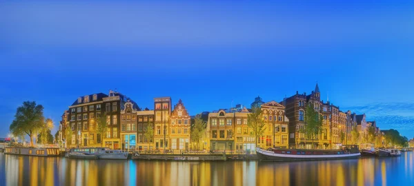 Rivière Amstel, canaux et vue de nuit sur la belle ville d'Amsterdam. Pays Bas — Photo