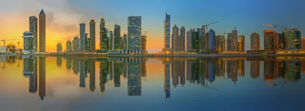Vista panorámica de la bahía de negocios y la zona centro de Dubái, reflexión en un río, Emiratos Árabes Unidos —  Fotos de Stock