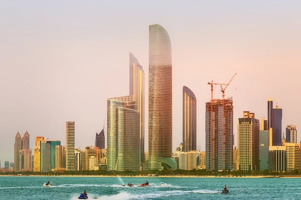 Pohled na panorama Abu Dhabi při západu slunce, Spojené arabské emiráty — Stock fotografie