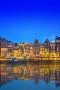 Amstel Nehri, kanallar ve gece manzarası güzel Amsterdam şehir. Hollanda