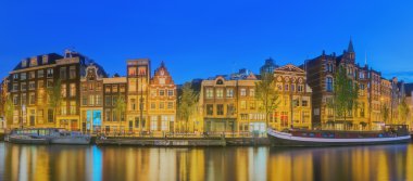 Amstel Nehri, kanallar ve gece manzarası güzel Amsterdam şehir. Hollanda