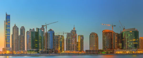 Vista panoramica della Business bay e del centro di Dubai, riflessione in un fiume, Emirati Arabi Uniti — Foto Stock