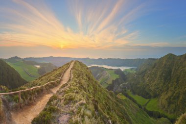 Yürüyüş iz ve görünümü güzel göller, Ponta Delgada, Sao Miguel Island, Azores, Portekiz ile dağ manzarası