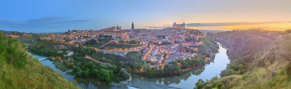 Vue panoramique de la ville antique et Alcazar sur une colline surplombant le Tage, Castilla la Mancha, Tolède, Espagne — Photo