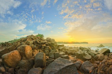 Günbatımı romantik bakir tropik sahilde