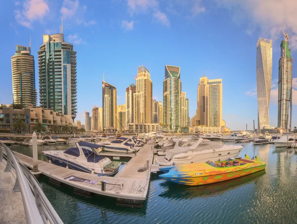 Vista de Dubai Marina bay con yate, Dubai, Emiratos Árabes Unidos — Foto de Stock