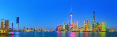 Güzel bir gece Shanghais cityscape Huangpu Nehri, Shanghai, Çin şehir ışıkları ile