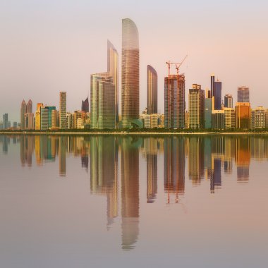 Gün batımında, BAE Abu Dhabi Skyline görünümü