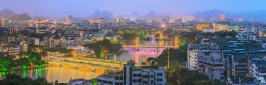 Guilin, Li Nehri ve karstik Dağları'nın peyzaj. Yangshuo İlçesi, Guangxi eyaleti, Çin yer alan