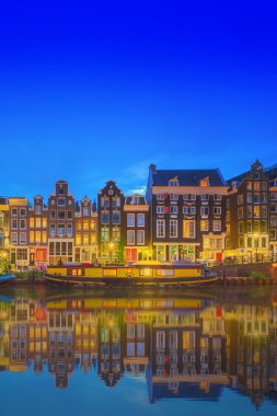 Amstel Nehri, kanallar ve gece manzarası güzel Amsterdam şehir. Hollanda