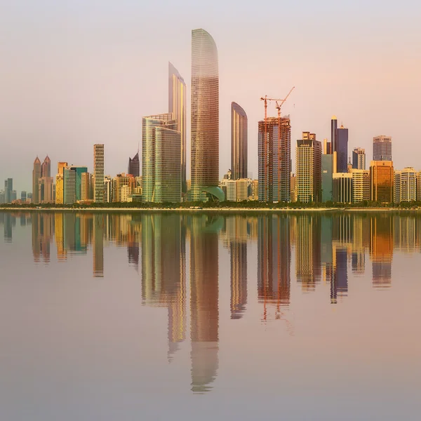 Utsikt över Abu Dhabi silhuett i solnedgången, Förenade Arabemiraten — Stockfoto