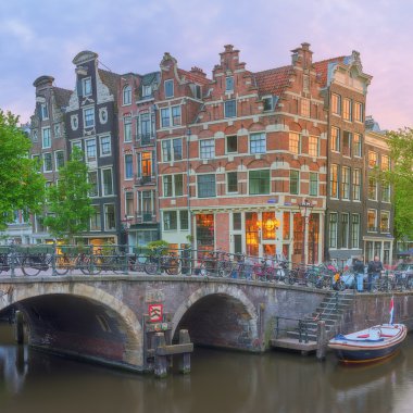 Amstel Nehri, kanallar ve gece manzarası güzel Amsterdam şehir. Hollanda