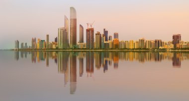 Gün batımında, BAE Abu Dhabi Skyline görünümü