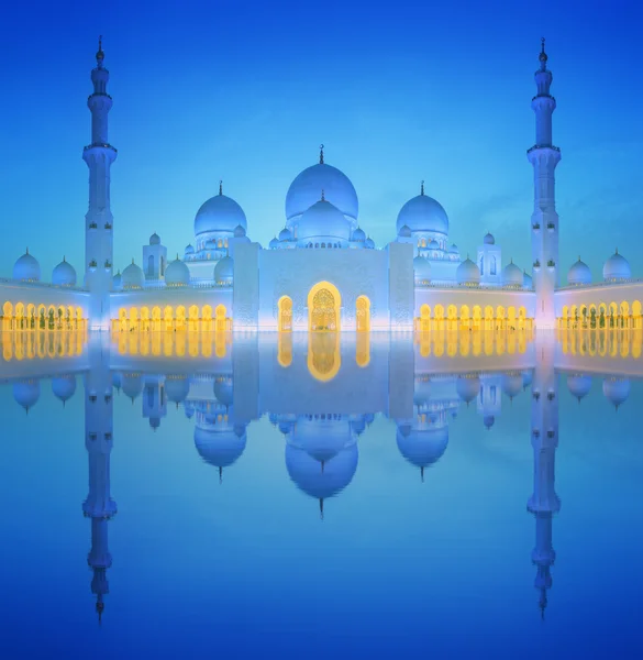黄昏时分，阿布扎比谢赫 · 扎耶德大清真寺 — 图库照片