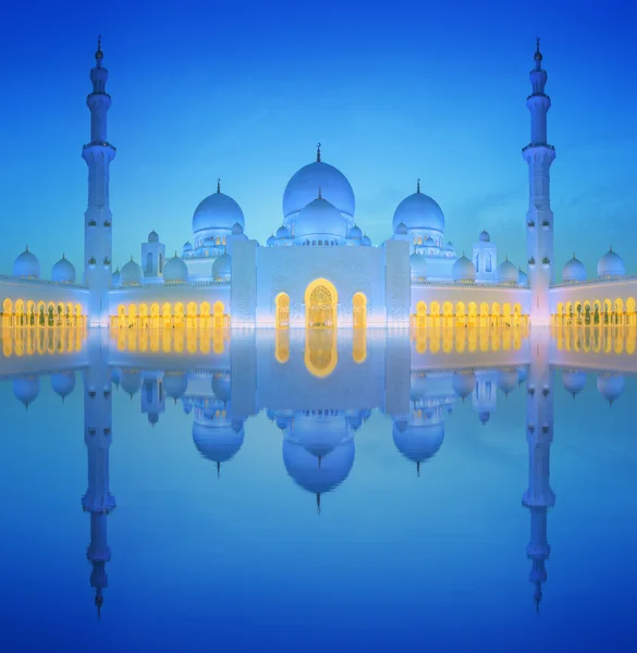 Sheikh Zayed Grand Mosque at dusk, Abu-Dhabi — Stock Photo, Image