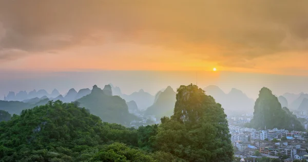 桂林、 漓江和岩溶山区景观。位于中国广西省阳朔县附近 — 图库照片