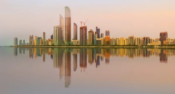 Uitzicht op de Skyline van Abu Dhabi bij zonsondergang, Uae — Stockfoto